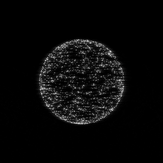 Sphère lumineuse composée de points sur fond noir
